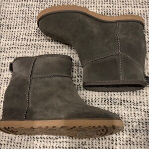 Ugg Classic Femme Mini in Dark Green / Gray | Size 8 - Like New